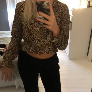 Tröja - Superfin tröja i leopard mönster ifrån H&M. Säljer då den börjar sitta lite tjat på mig. 
