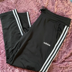 Adidas Aeroready stripes byxor - Klassiska adidasbyxor med stripes och knyt i midjan. Funkar lika bra till träning som vardag. Sparsamt använda. Herrstorlek M, så ungefär L-XL dam. M om du vill ha dem lite oversized. 