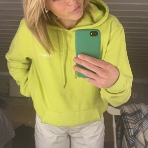 Neongrön hodie - Säljer nu min skitcoola neongröna hodie från carlings. Använd några gånger men ändå fint skick. Storlek S i unisex storlek, passar mig bra som har S. Nypris 500kr säljer för 100kr.