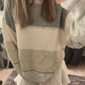 Stickad Tröja - Superskön och fin lite oversized stickad tröja från H&M i naturliga färger🤍🤎Använd max 3 gånger nästan som ny!
