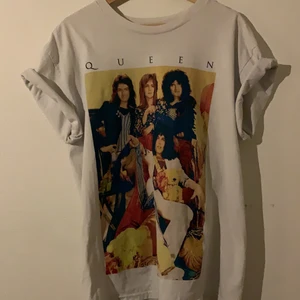 Queen t-shirt - En t-shirt med bandet Queen i storlek Large fast den fungerar i storlek Medium eller en oversized Small !
