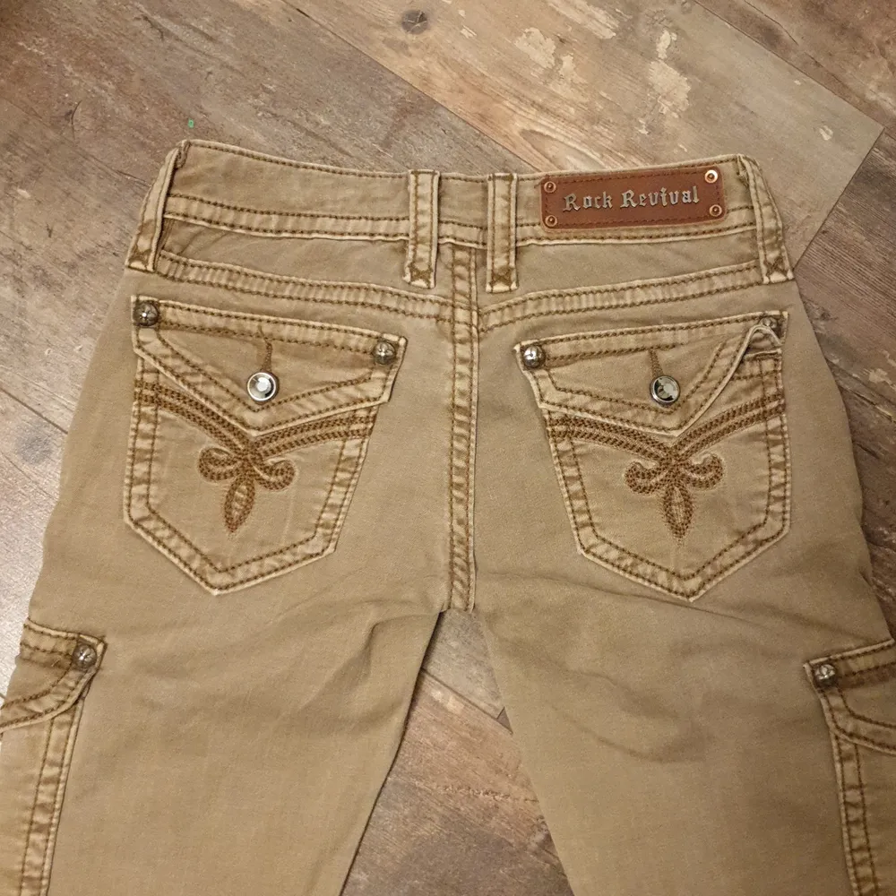 Sjukt snygga lågmidjade byxor från märket Rock Revival, jätte bra kvalite och skick! Storlek 25, säljer pga för små för mig som har S <3. Jeans & Byxor.
