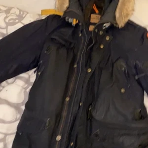 Parajumper vinterjacka  - Jag säljer min vinterjacka av modell parajumper storlek s. Jag säljer den av anledningen att jag köpt en ny samt att den blivit för liten. Den är använd men inte jätte mycket en vinter bara.