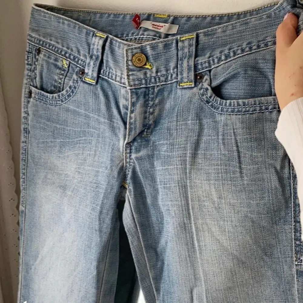 Så fina Levis som är lowwaist, asballa och bra i längden!!! Säljer pga för små tyvärr💔 köpta för 500 kr! . Jeans & Byxor.