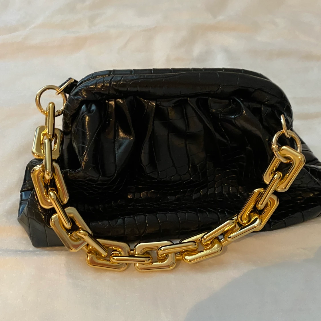 Svart väska i ormskinnsimitation - 90