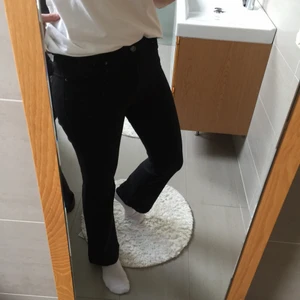 Lågmidjade svarta bootcutbyxor - Svarta lågmidjade byxor, bootcut. Inte riktigt jeanstyg - 59% bomull, 39% polyester & 2% spandex. Storlek 40. Bakfickor och framfickor. Inte så mycket använda, så fint skick. 