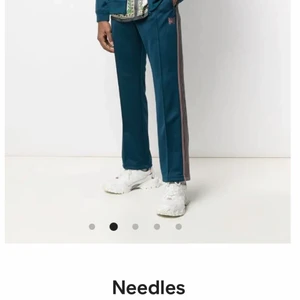 Needles track pants - Säljer dessa för 1500kr då de inte blir använda. Köpte byxorna från STOY för 2800kr. Skick 10/10 har gått med de en gång. Har storlek Large. Inga flaws eller fläckar