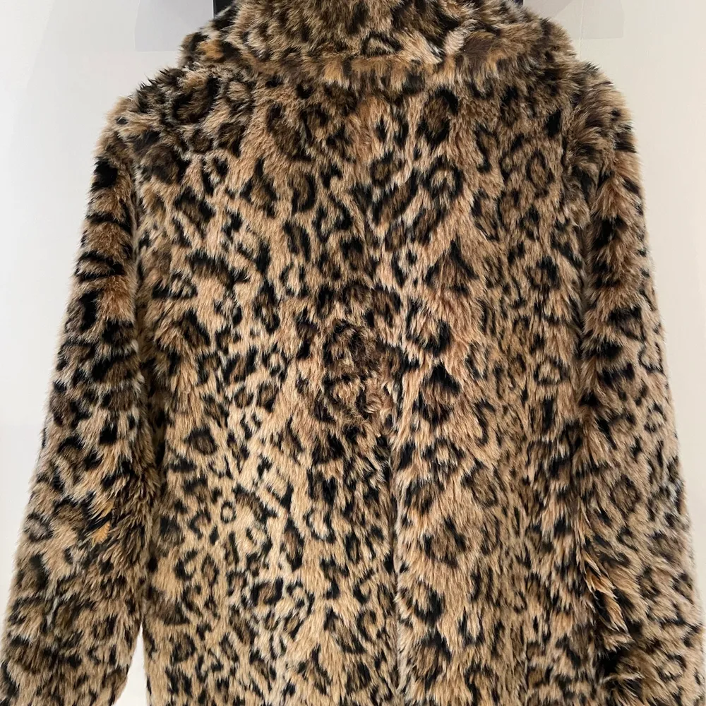 Leopardjacka från H&m i storlek 38 (liten i storleken, passar en 36). Två fickor, stänges med tryckknapp. Säljes i befintligt skick, köparen står för frakten. . Jackor.