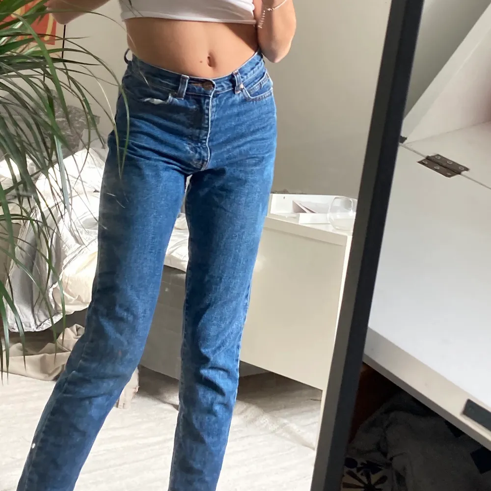 Ett par mom jeans, från doctor denim i storlek 32. De är lite korta för mig som är 171 cm lång. Jeansen är i bra skick och är i midwaist.. Jeans & Byxor.