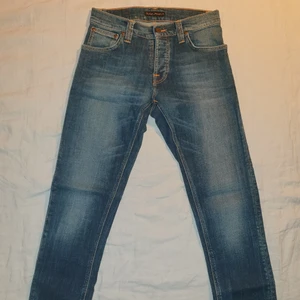 Nudie Jeans Co W:29 L:32 - Nudie Jeans säljs i midjestorlek 29 och 32 i längd. Jeansen är i ett strechigt material och har en tajt passform. Jeansen kostade 800 kr som nya och köptes i butik. Jeansen är i nyskick och har bara testats. Lättast för mig att mötas i Stockholm men kan även frakta (köparen står för fraktkostnaden). Säljer för 400 kr men priset går att diskuteras. Hör av er för frågor eller fler bilder :)
