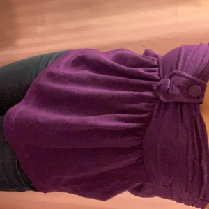 Y2k topp - Lila glittrig topp utan ärmar, sparsamt använd och inga synliga skador. Skulle rekommendera att den passar någon med b-kupa men även lite större med då den är stretchig. Den är i storlek S💖 (-frakten kostar nog egentligen inte 48, tror det blir 24 men valde den för säkerhetsskull innan jag hunnit väga😅)