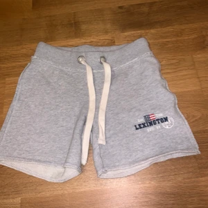 Shorts lexington - Ett par jättefina shorts som ALDRIG är använda, lappen sitter kvar! Ordinarie pris ca 700 + - kr.  Bud: 80kr exklusive frakt☺️