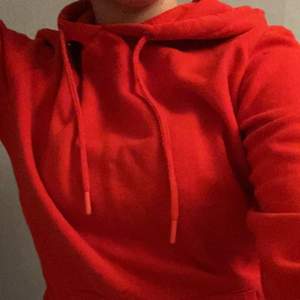 En snygg röd hoodie från primark, finns inte så mycket mer o se än det på bilderna💗