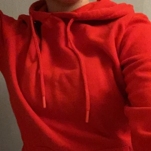Röd hoodie - En snygg röd hoodie från primark, finns inte så mycket mer o se än det på bilderna💗