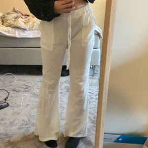 Vita Linnebyxor  - Vita linnebyxor som jag köpte här på plick! Knappt använda då jag tyvärr inte gillar passformen 🥺 dem är typ bootcut modell, kom priv för fler bilder och frågor! ❤️