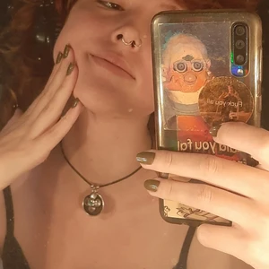 svart pendat choker  - skit snygg svart choker med blomm motiv