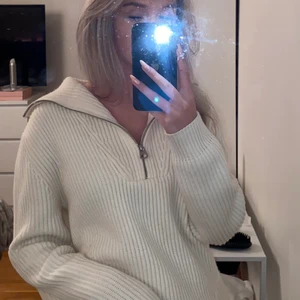 Stickad tröja Zara - INTRESSEKOLL❤️ på denna jätte fina sköna tröjan från zara med en fin detalj i kragen❤️ tröjan är i storlek M o sitter super snygg oversize på mig som vanligtvis har XS\S ❤️ inga defekter eller tecken på användning gott som ny❤️ krämvit i färgen och långa i ärmarna❤️  BUDA FRÅN 150kr❤️ ELLER KÖP DIREKT 300kr + frakt❤️