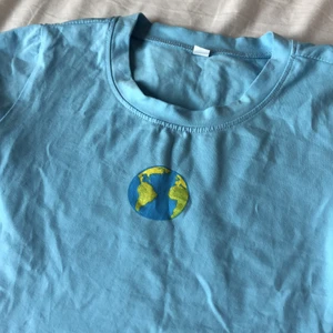 baby tee - kort tshirt (baby tee) från shein! jättefin men var tvungen att sälja för den sitter lite tajt på mig <33