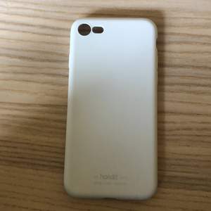 Ett vitt mobilskal från holdit jääättefint men har en annan mobil nu så kan inte ha den!🥲 iPhone 8 skal men passar på 6 och 7 oxå!❤️