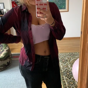 Kiabi Skjorta - Jättefin skjorta från Kiabi! Strl L och sitter löst och fint. Säljer pga ingen användning men bara använt 2-3 gånger. Så i väldigt bra skick utan några skador. Köparen står för frakt! 🥰