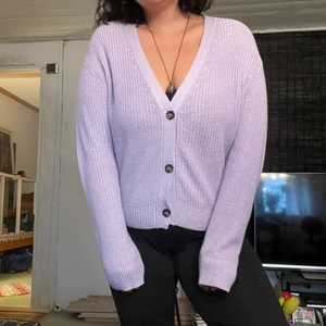 Lila kofta - Lila, stickad kofta från Lager157. Använd 1 gång. 💌Frakten är baserad på frimärken. Önskas postnords egna paket löser vi det. 🎈