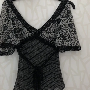 Vintage blus - Blus som tyvärr är för liten för mig som är storlek M/38! Ser likadan ut bak som fram, och har band att knyta. Perfekt längd, når precis ner till byxkanten på ett par lågmidjade jeans! Frakt ingår i priset