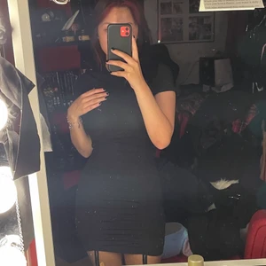 Svart klänning  - Säljer då jag inte vill ha den längre. Har aldrig använt den o helt enkelt så vet jag inte varför jag köpte den hahah