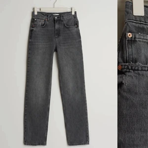 Gråa jeans  - Säljer nu dessa assnygga gråa jeans från Gina tricot som liknar dom gråa från zara🤩🤩💓 endast använda en gång. Nypris: 599kr. Säljer pga av att de var för långa för mig men många tycker ju att det är snyggare med lite längre jeans! Bara att höra av sig vid intresse!!😜💘⚡️