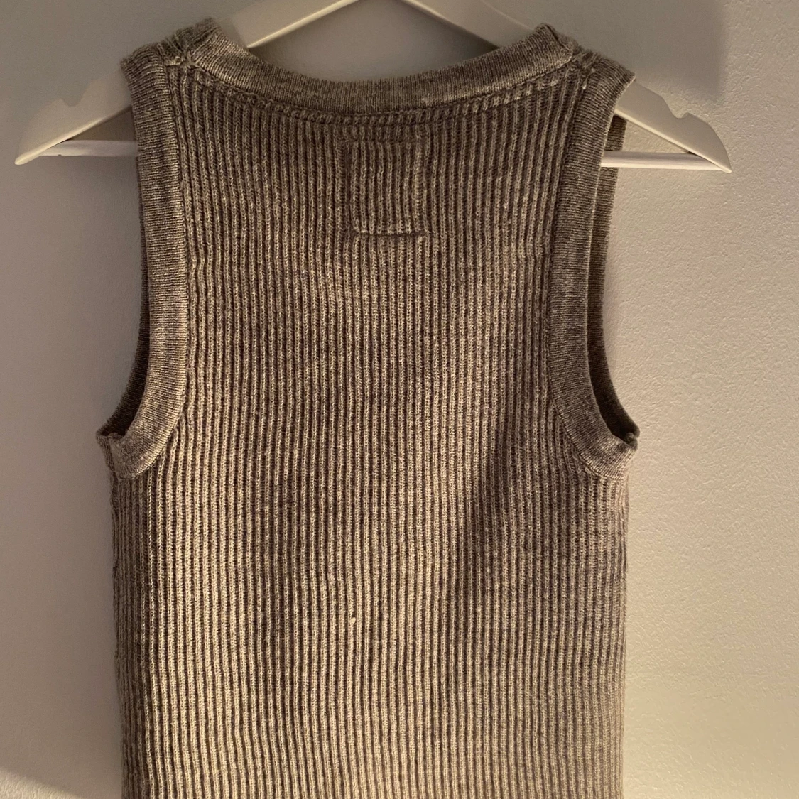 Grå stickad väst - 90