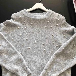 Stickad tröja - Grå stickad tröja med små fina pärlor och diamanter. Storlek xs men passar även s🤍 jättefin och gosig till vintern! Hör av er för fler bilder😊