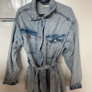 Oversize jeansjacka  - Oversize jeansjacka från Gina tricot i strl 36. Använt ett fåtal gånger nypris 599