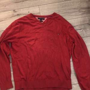 Stickad tröja från tommy hilfiger köpt på second hand för 200 kr. Fin röd färg och superoversize❤️ färgen passar inte mig därmed säljes. Inga skador. Frakt 66 kr eller mötas i Stockholm❤️