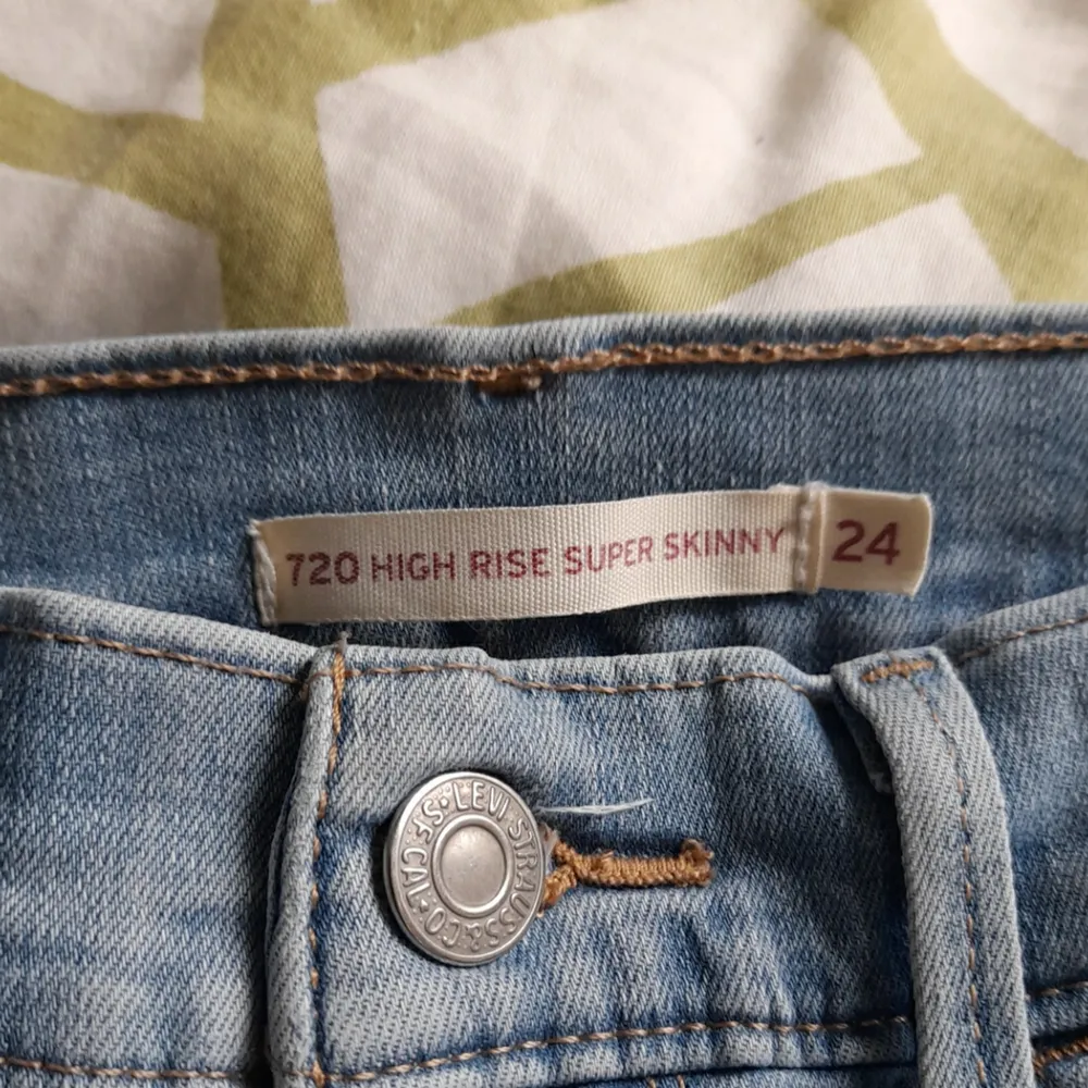 Oanvända levis jeans med hål och slitningar. Strl 24, xs/s. Superfin passform och mjukt och följsamt tyg. Köpta för 1199kr. Skickas spårbart eller billigare med frimärken, köparen bestämmer. . Jeans & Byxor.