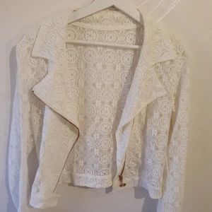 Kofta/tunn jacka - GRATIS FRAKT. Kofta/tunn jacka i spets tyg. Står inte storleken men jag skulle säga xs-M. Andvänd ca 1 gång.