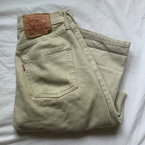 Beigea Levis 501 - Storlek W27 L34. Jag är 167 cm och har behövt vika upp byxorna. De är 83 cm långa innersida lår. 109 cm yttersida lår. Jag skulle säga att de är lågmidjade men inte jätte, aa ni ser ju på bild nr 2. 70 cm runt midjan. Kan både mötas och frakta! Unisex byxa!!