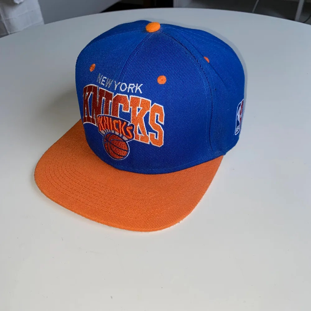 Keps med Knicks logo. Accessoarer.