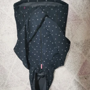 Vind jacka, tog bilden upp och ner 😅 - Det är en vind jacka som håller dig varm sjukt mycket. Jag brukade träna med den utomhus. En tajt jacka med stjärnor på. Köpte den ett par år sedan och nu blev för liten. Det är flis i. 