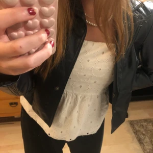 Tubtopp - Tubtopp utan axelband i vitt blommönster💕 tror den är från hm men minns inte för klippt bort lappen. Passar mig som har S perfekt❤️