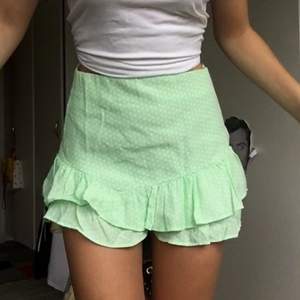 Supersöt kjol använd en gång då den är lite för kort på mig (174cm) 🥺 Ganska liten storlek, skulle säga att den passar bäst på XS!! 