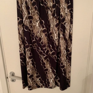 Enkel kjol - Knä lång kjol i polyester, st: L passar även större. Aldrig använd 