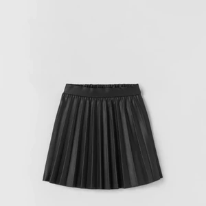 Kjol - Säljer denna skinnkjol från zara, i storlek 152 men passar mig som vanligtvis har S. Den är endast testad och därmed i nyskick.