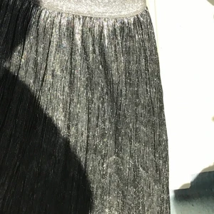 Shimmering silver party skirt  - Glittrig kort kjol, den är 50 cm lång