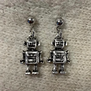 Ayla 🤖⚡️ - Självklart är örhängena nickelsäkra och örstopp ingår! 25% av all vinst doneras till Talita! Pris: 49kr/styck (inklusive frakt) 🌟