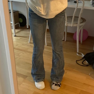 Bootcutjeans  - Supersnygga Bootcutjeans med true religion liknande fickor. Älskar dessa jeans men måste tyvärr sälja då de är för små för mig i midjan. Jag är ca 168 och storleken på byxorna är 26/32 men är som sagt lite små i midjan för mig. Brukar ha typ 26/32 eller 27/32 i byxor. skriv privat för eventuella frågor💗 