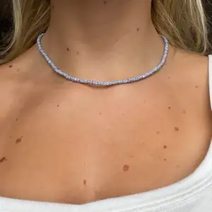 Ett super fint och trendigt halsband med randiga pärlor i blå och vit 💙 🤍 ingår spänne och ringödlor vilket gör att man kan justera det efter önskan 💙🤍