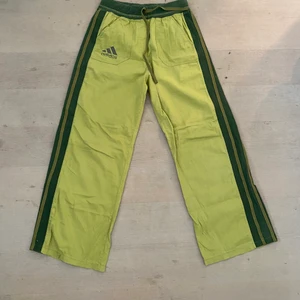 byxor! - Snygga byxor! Står ingen storlek men midjemått syns på bilden! Elastiska i midjan. Liten fläck på baksidan (bild 2) Innerbensläng; 68cm. Möts på söder annars står köparen för frakt på 62kr ❤️