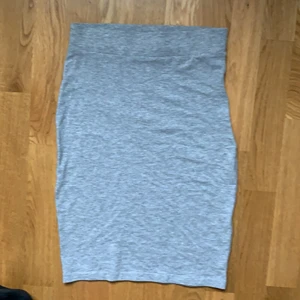 Lager 157 - JÄTTEFIN KJOL SOM INTE KOMMER TILL ANVÄNDING, väldigt bra skick ( ALDRIG ANVÄND) ❤️ 35 + frakt. SKRIV!