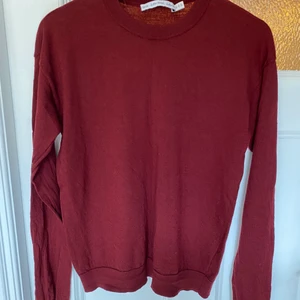 Finstickad tröja från other stories - Vinröd Finstickad tunn tröja i ull från other stories. Aldrig använd. 