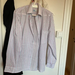 Vintage skjorta - Jättesimpel vintage skjorta. Rosa och ljusblå ränder. Inga flaws. Betala med swish o fråga om det är nåt!