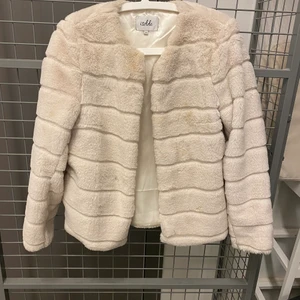 Creme vit pälsjacka och vit kappa - Pälsjacka 180 vit kappa 180kr